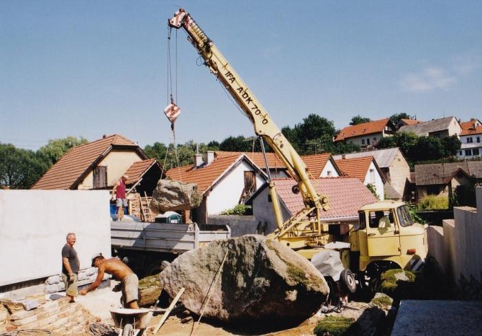 rozmisťování kamenů za pomoci jeřábu (zahrada autora)
