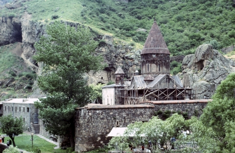 klášter Geghard, hluboko v horách