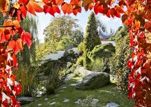 Asijská zahrada v červeném rámu