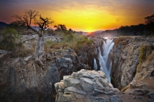 vodopády Epupa Falls oddělují Angolu a Namibii