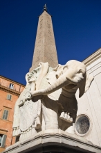 Berniniho slon s egyptským obeliskem