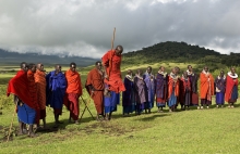 uvítací obřad Masajů, poblíž kráteru Ngorongoro